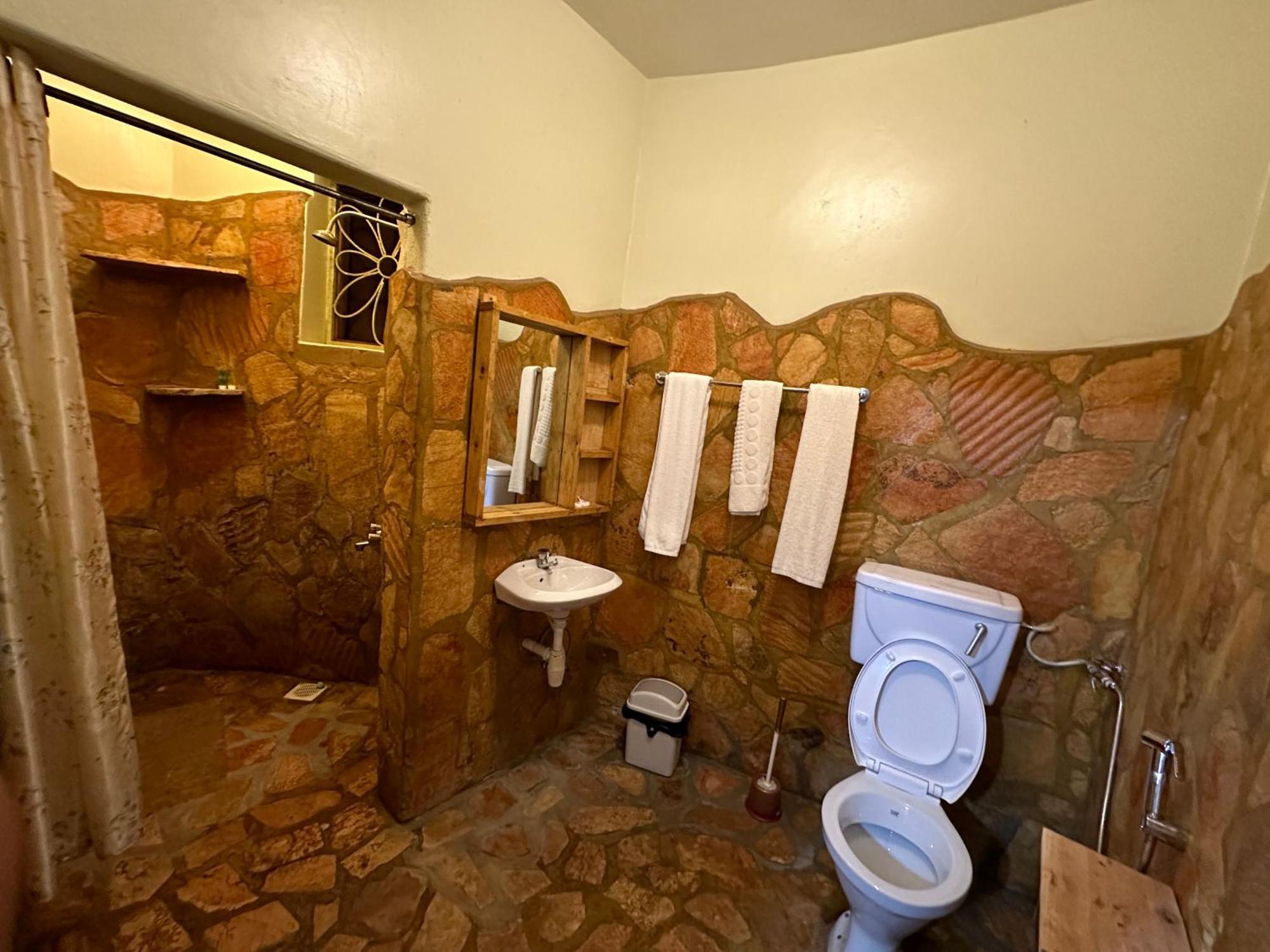 Afro Smile Hotel & Guest House ジンジャ エクステリア 写真